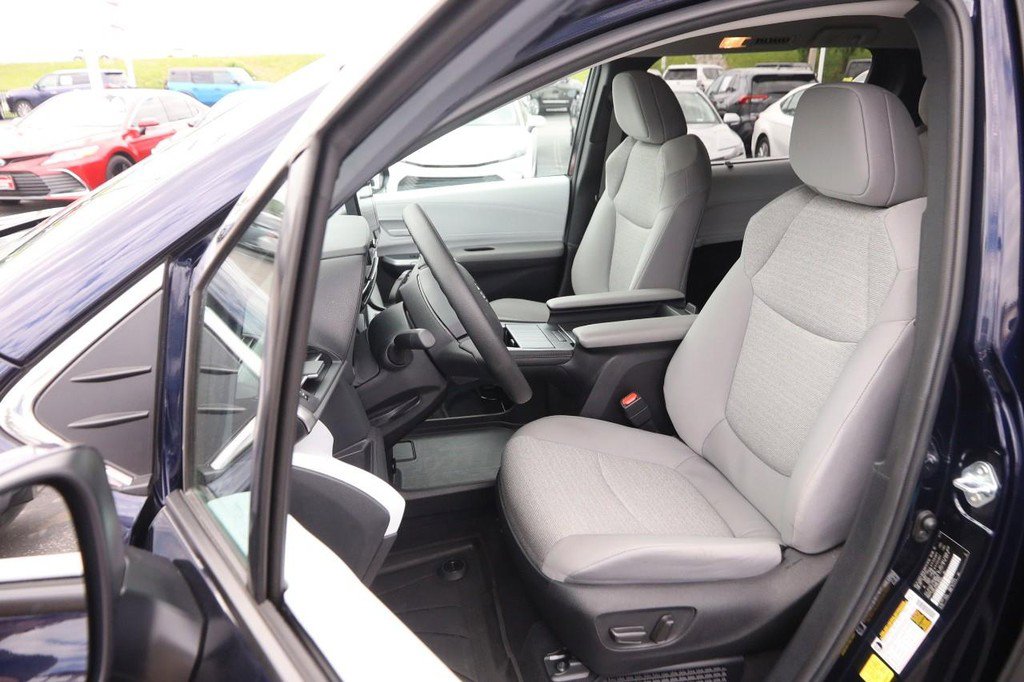 Used 2025 Toyota Sienna LE AWD/4WD image 9