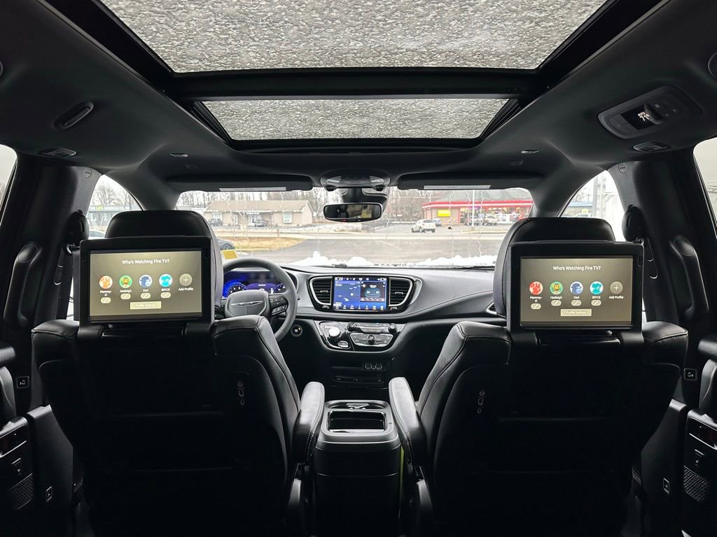 Used 2024 Chrysler Pacifica Touring-L w/ Uconnect Theater Family Group image 34