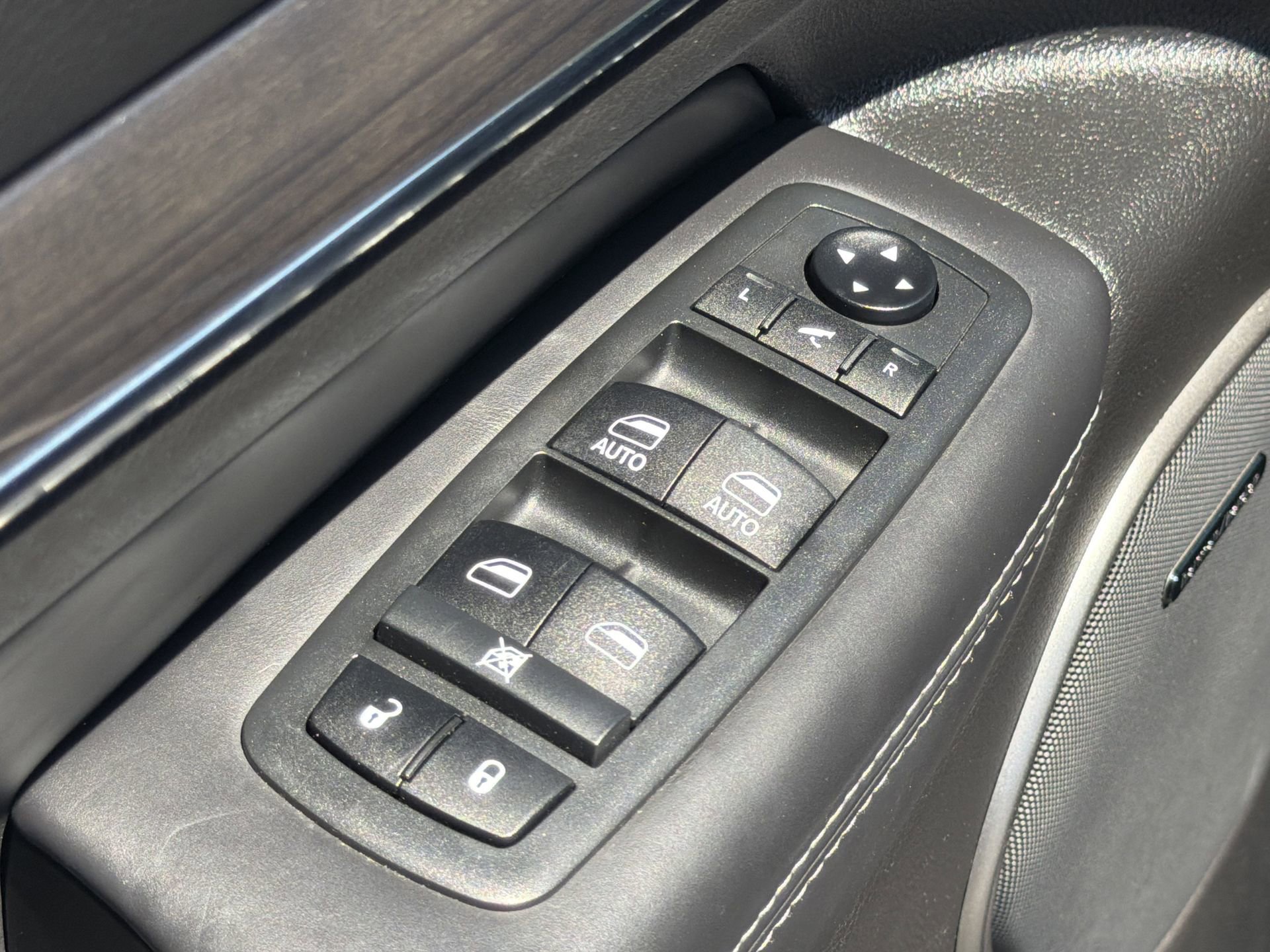 Used 2019 Jeep Grand Cherokee Overland image 15