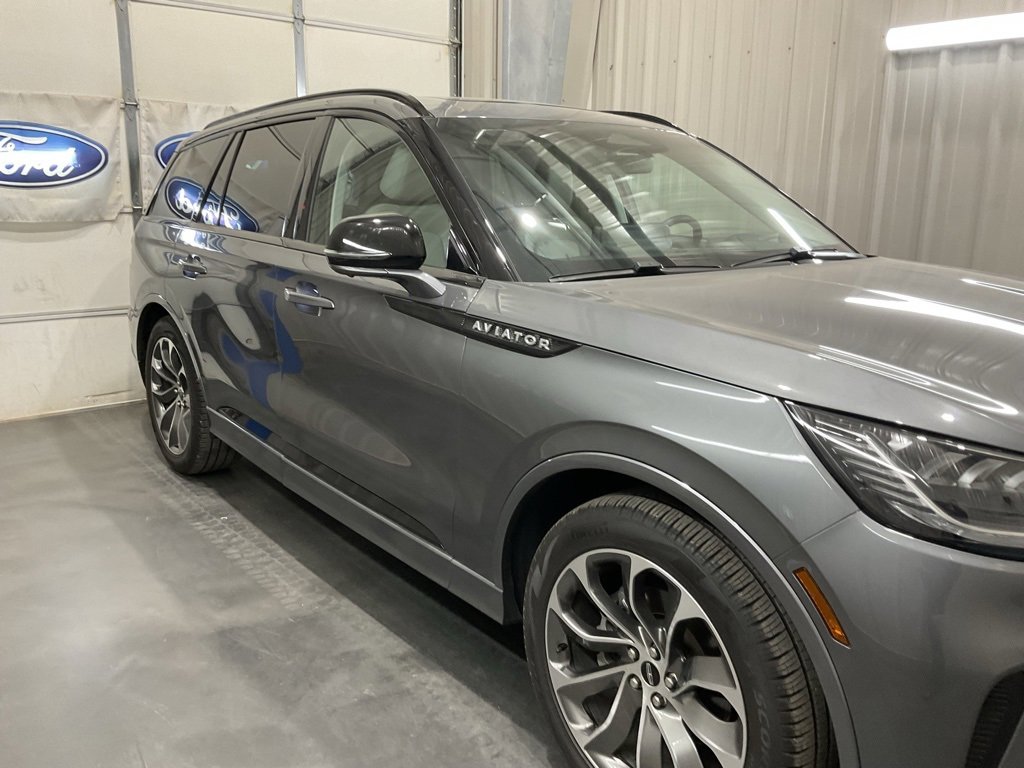 Used 2025 Lincoln Aviator Premiere w/ Jet Appearance Package image 4