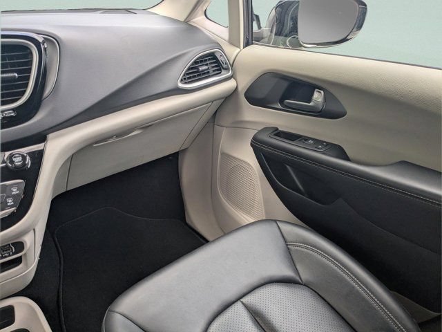 Used 2024 Chrysler Pacifica Touring-L FWD image 15