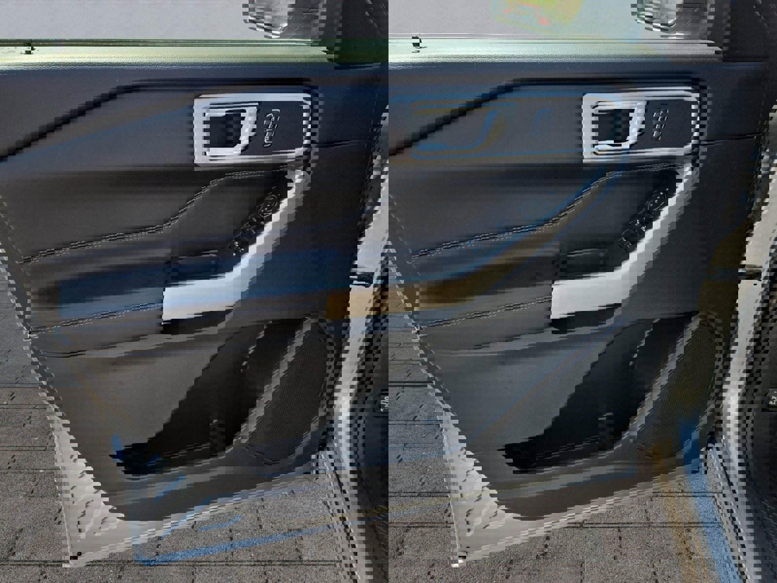 Used 2023 Ford Explorer XLT w/ Equipment Group 202A image 10