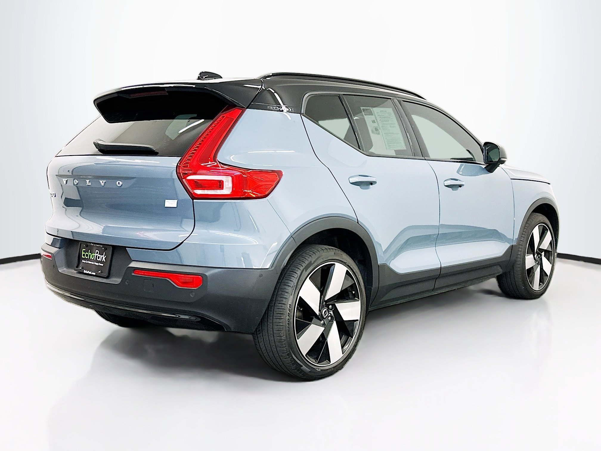 Used 2023 Volvo XC40 Recharge Plus image 9