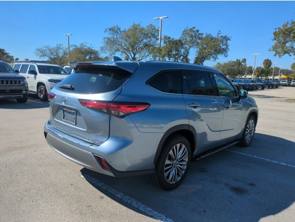 Used 2022 Toyota Highlander Platinum image 6