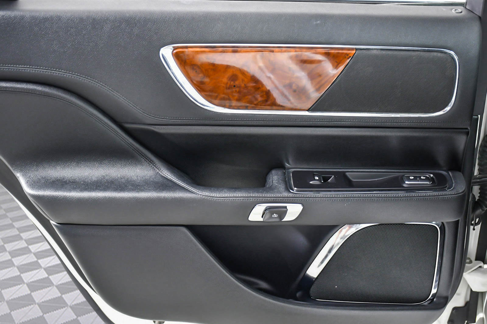 Used 2020 Lincoln Continental image 24