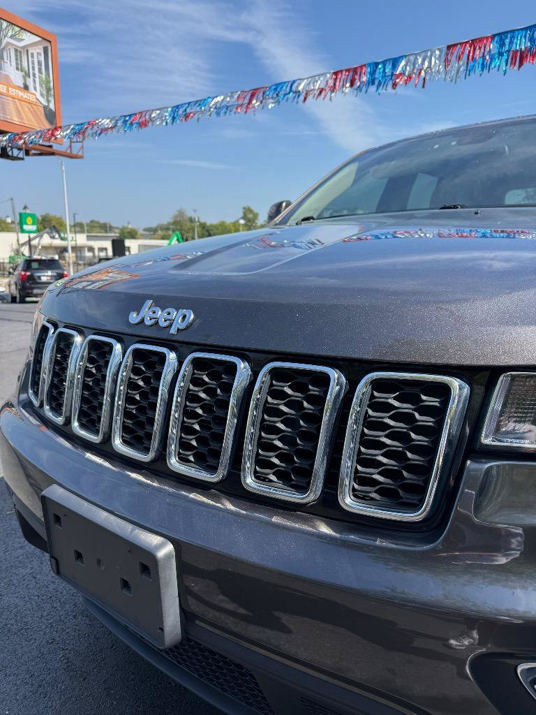 Used 2019 Jeep Grand Cherokee Laredo RWD image 4