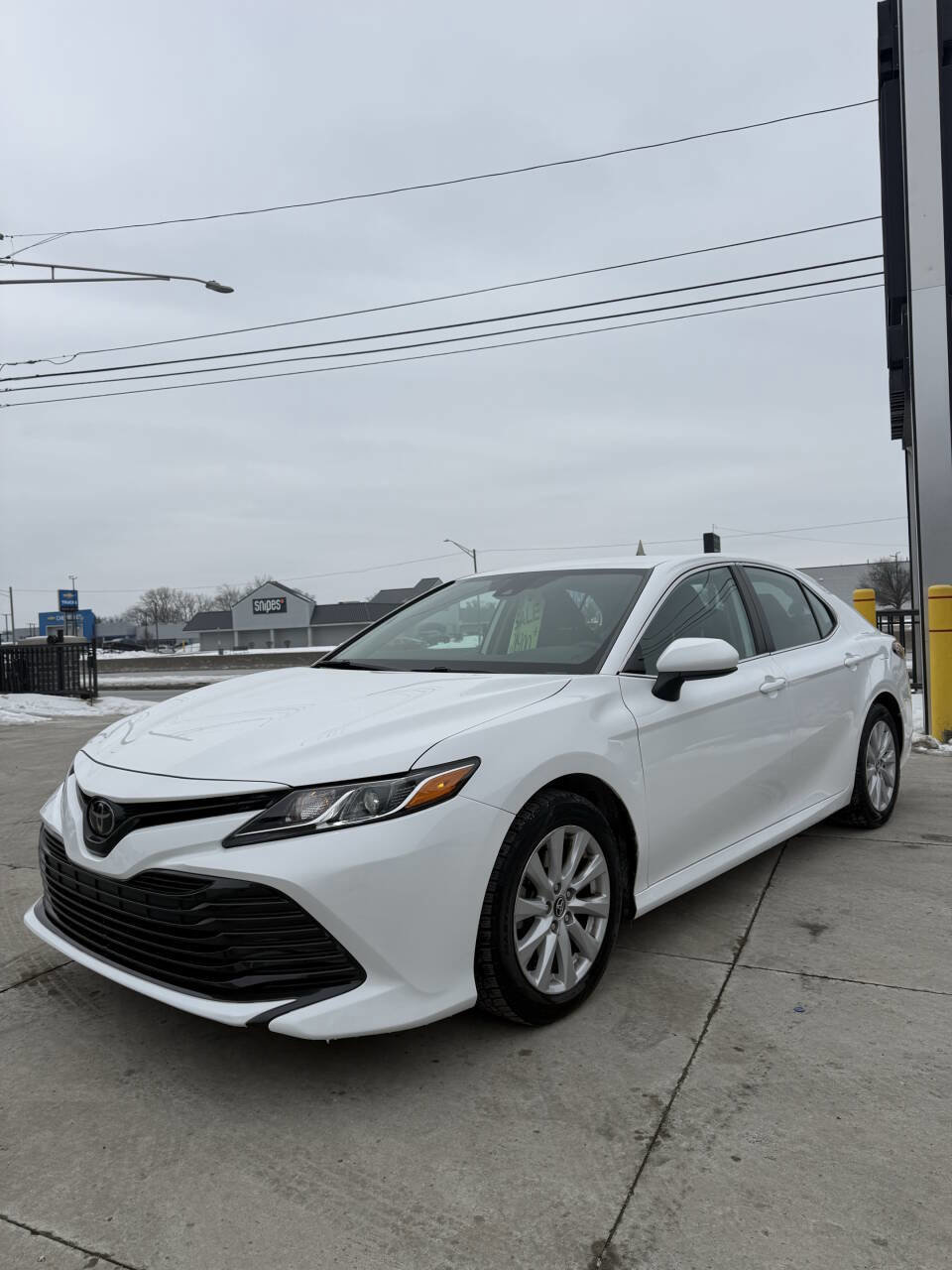 Used 2020 Toyota Camry LE image 3