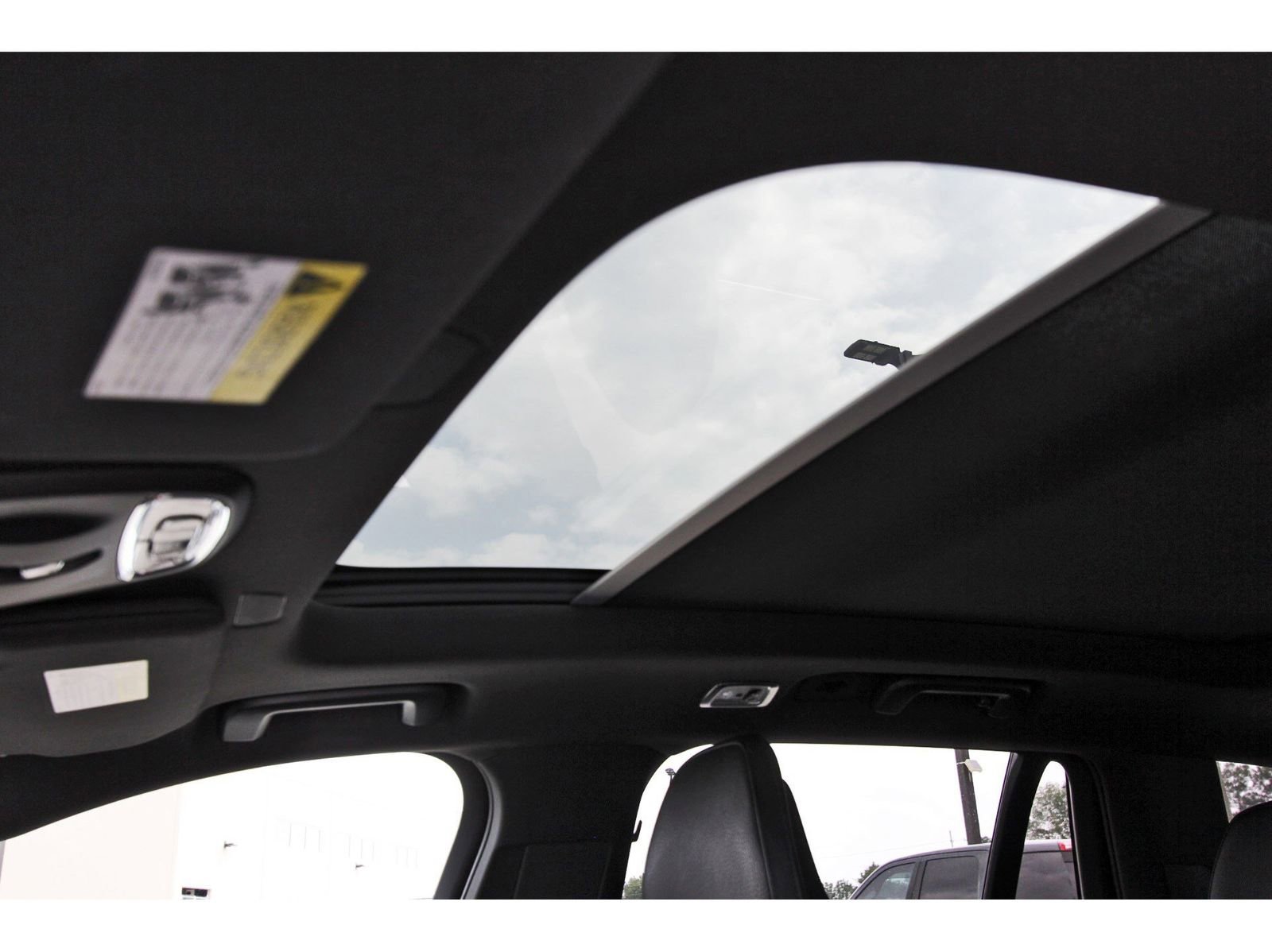 Used 2016 Volvo XC90 T6 Momentum w/ Momentum Plus Package AWD/4WD image 28