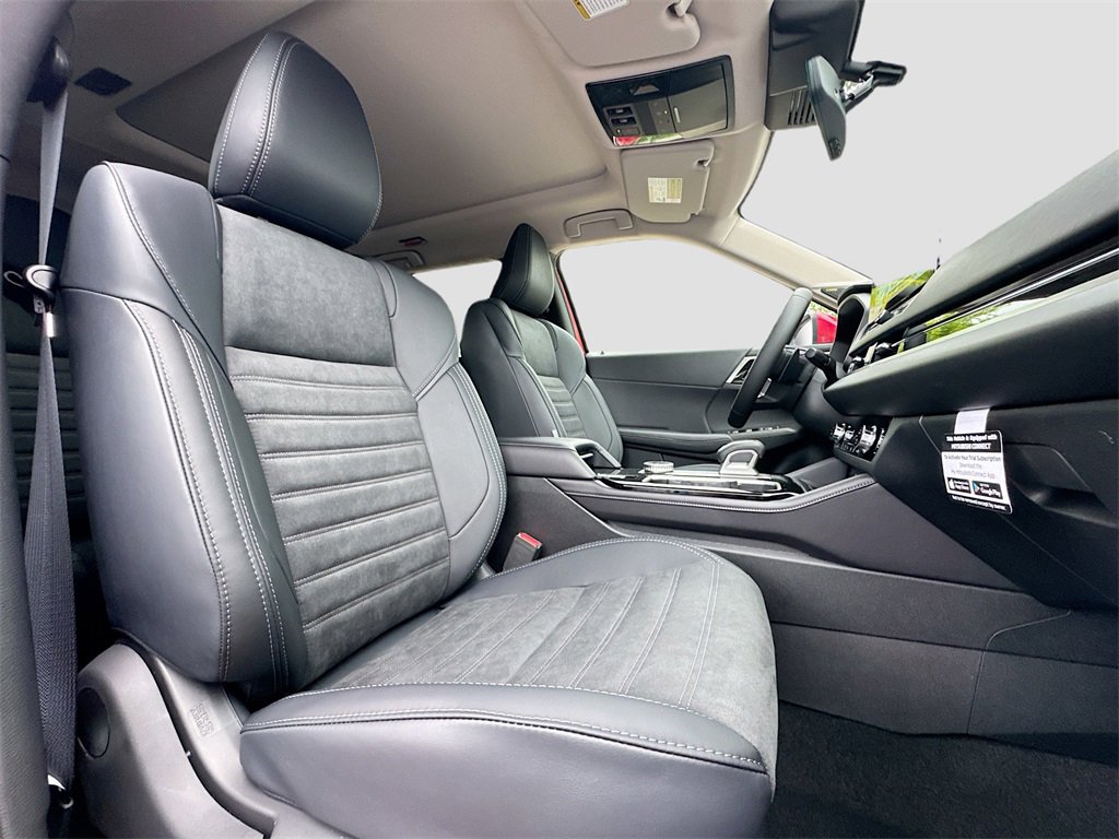 New 2025 Mitsubishi Outlander SE image 31