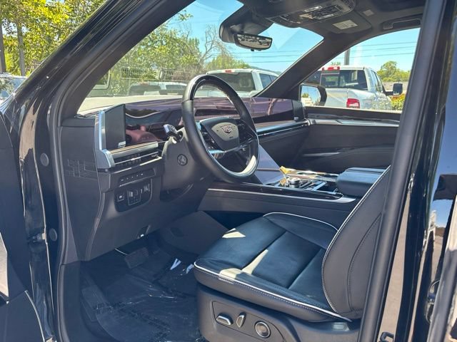 Used 2025 Cadillac Escalade Premium Luxury AWD/4WD image 15