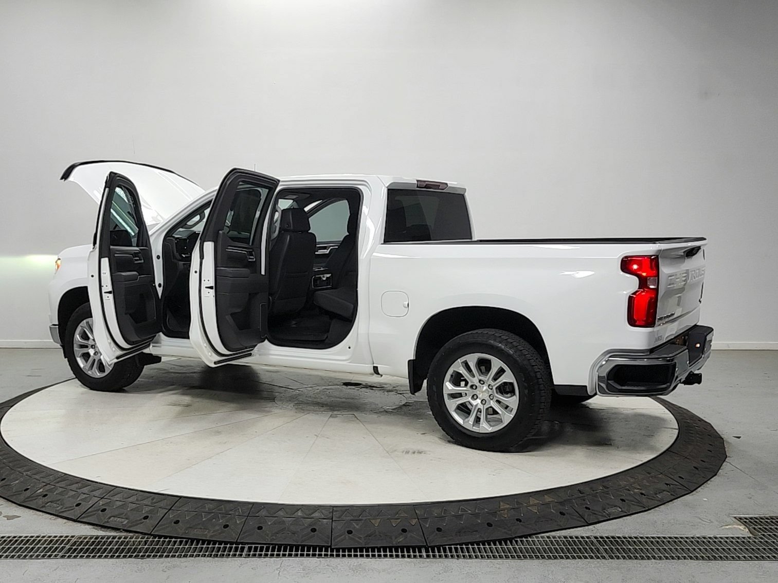 Used 2025 Chevrolet Silverado 1500 LTZ AWD/4WD image 13