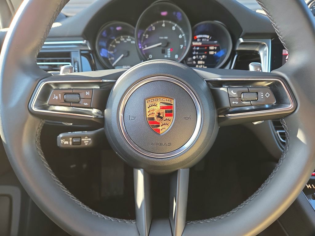 Certified 2025 Porsche Macan image 9
