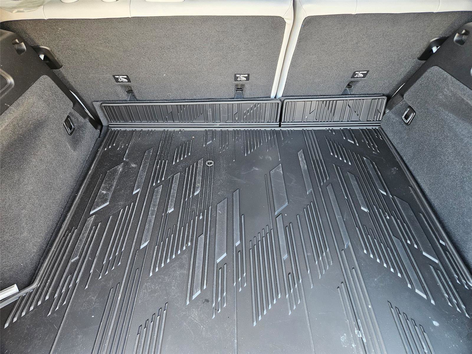 New 2026 Cadillac Lyriq Luxury w/ LPO, Floor Liner Package AWD/4WD image 25