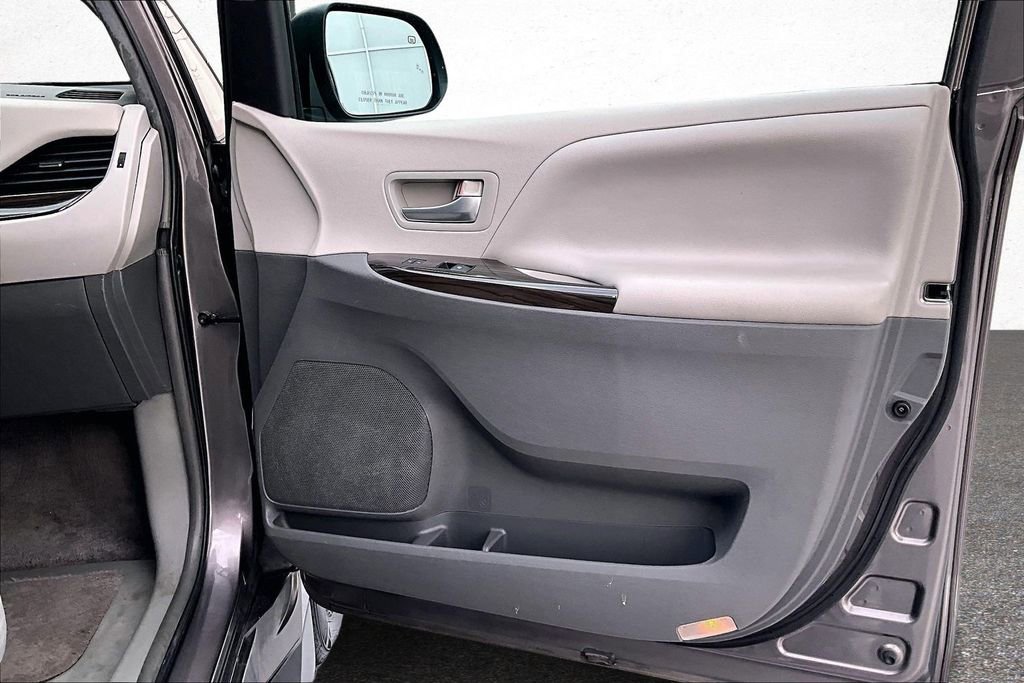 Used 2015 Toyota Sienna XLE w/ XLE Navigation Package image 28