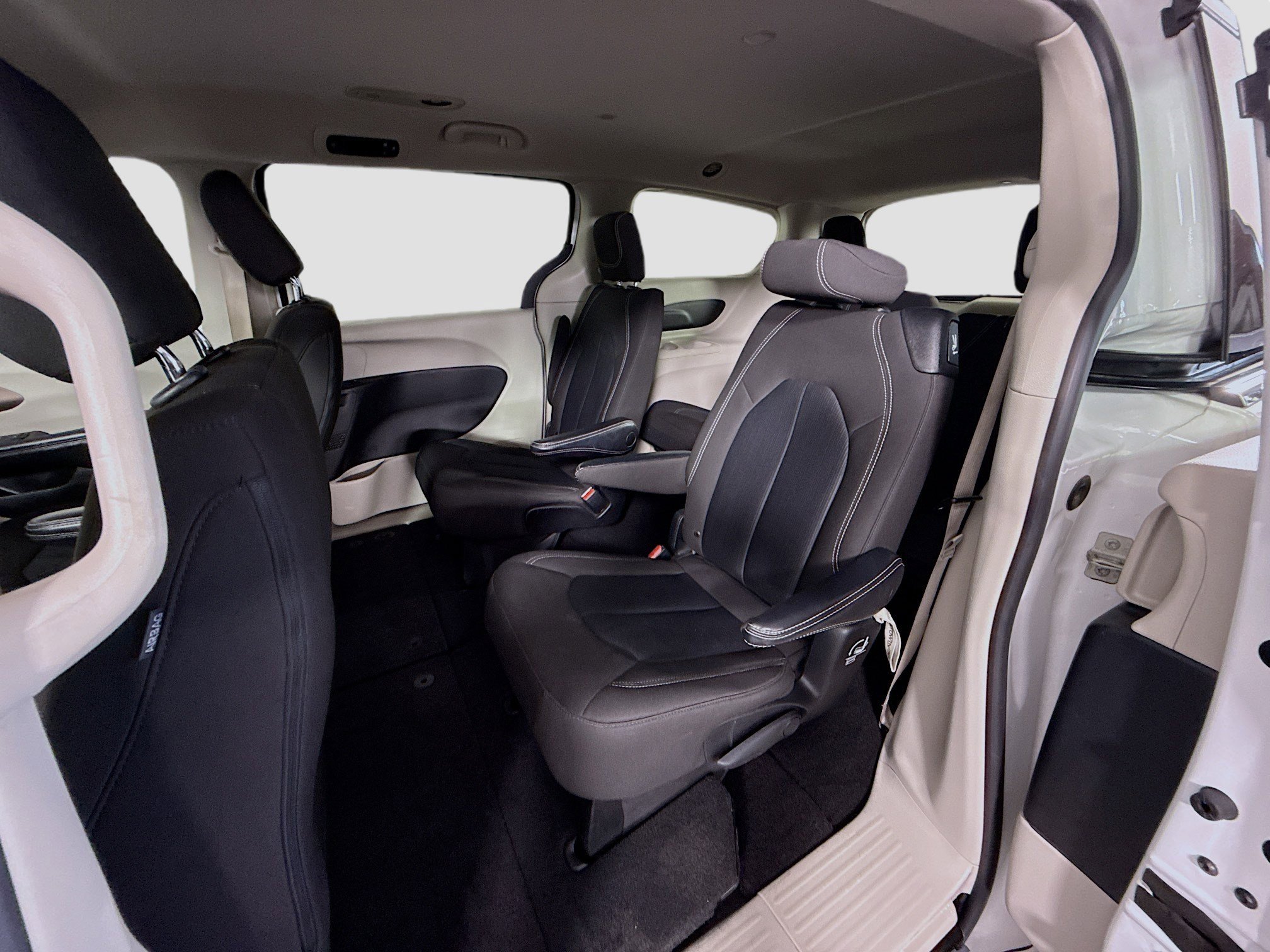 Used 2022 Chrysler Voyager LX FWD image 25