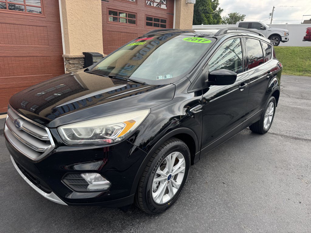 Used 2017 Ford Escape SE w/ Equipment Group 201A AWD/4WD image 2