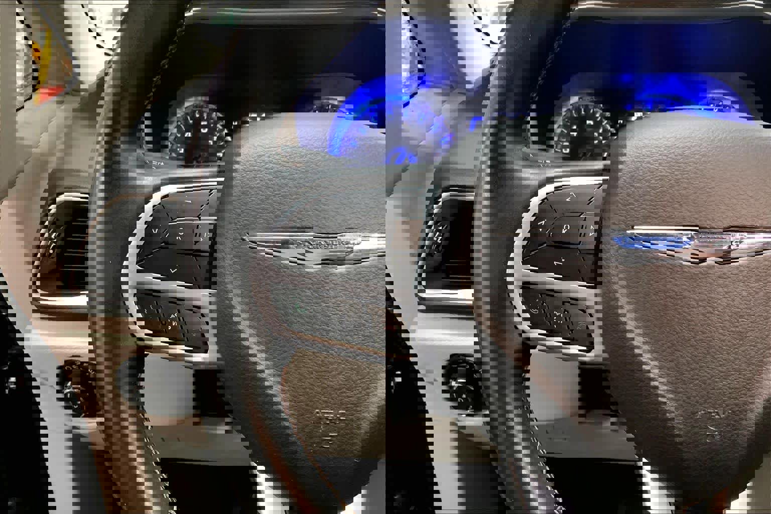 Used 2018 Chrysler Pacifica Touring-L image 23