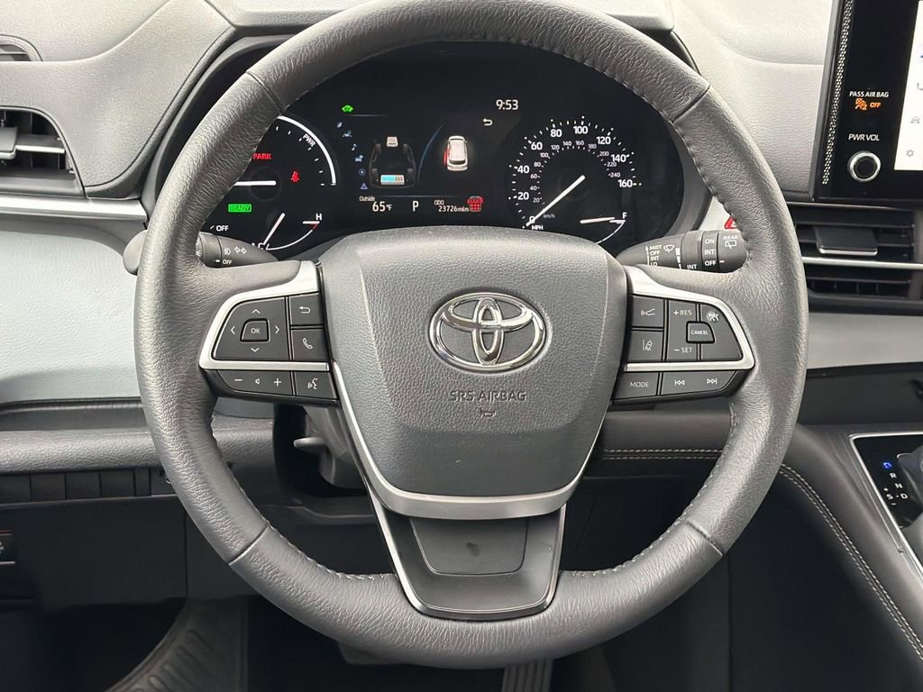 Used 2025 Toyota Sienna XLE image 10