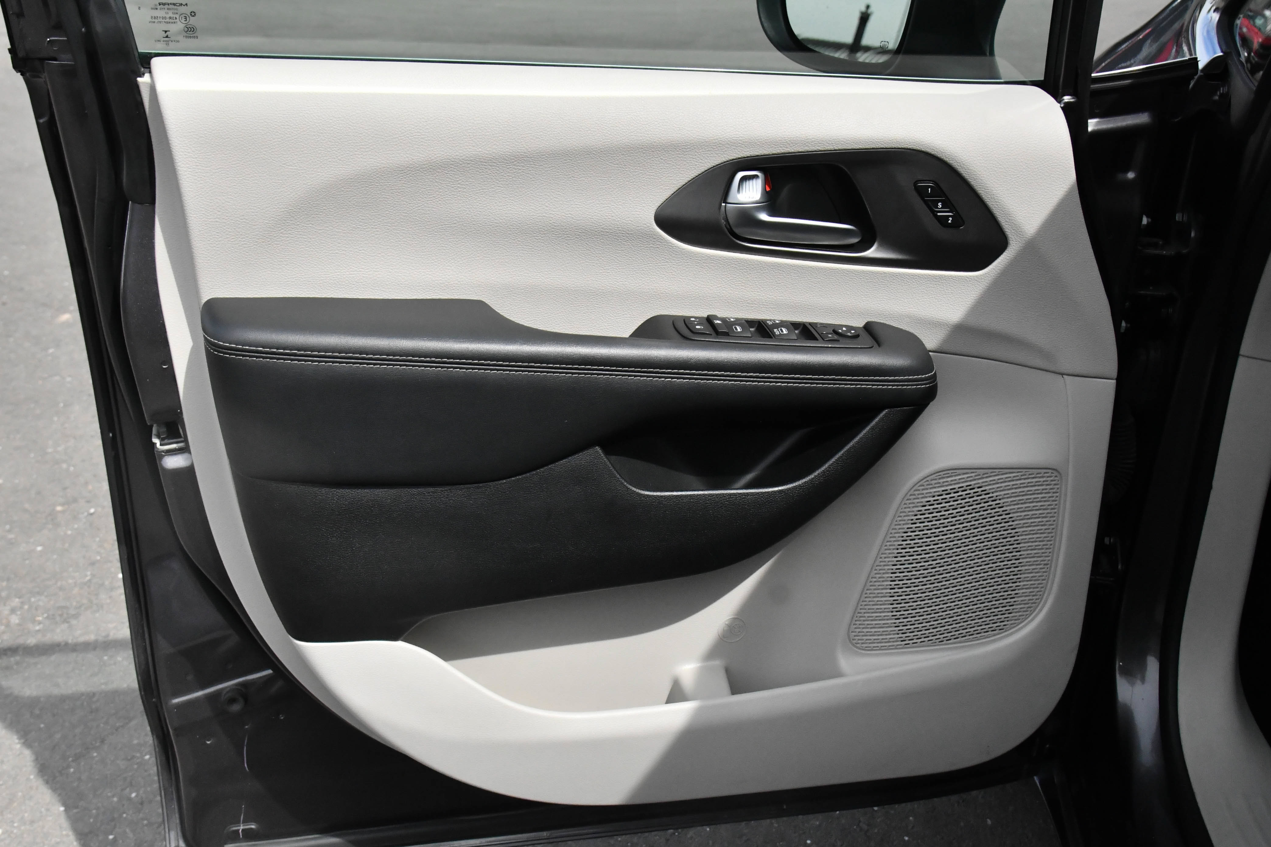 Used 2023 Chrysler Pacifica Touring-L FWD image 14