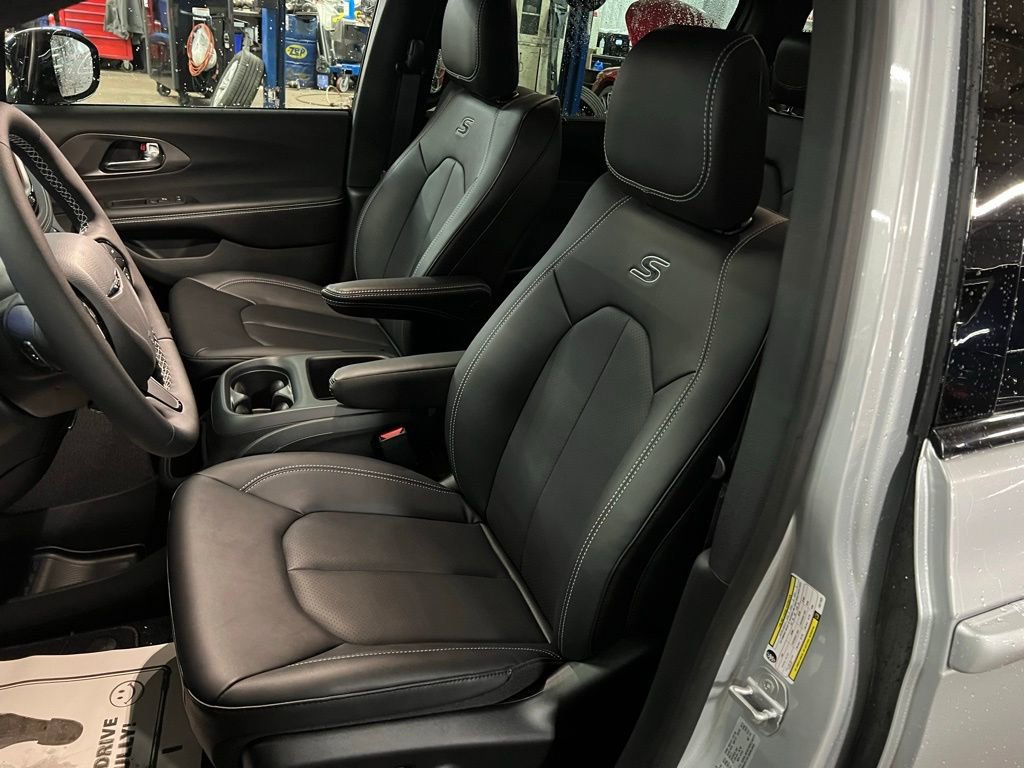 New 2026 Chrysler Pacifica Select w/ S Appearance Package FWD image 23
