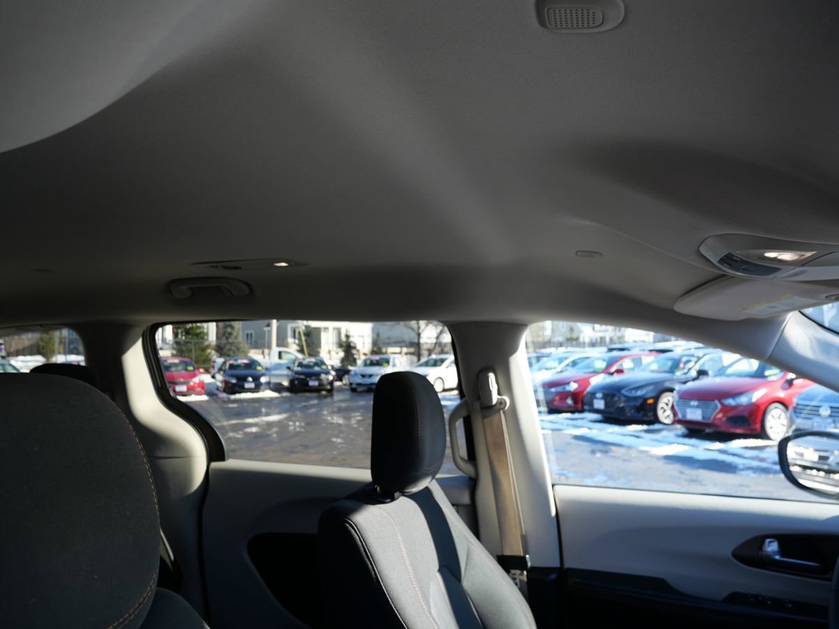 Used 2017 Chrysler Pacifica LX image 31