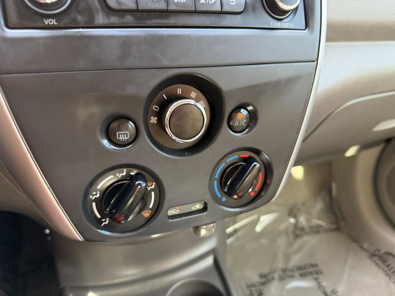 Used 2015 Nissan Versa SV FWD image 33