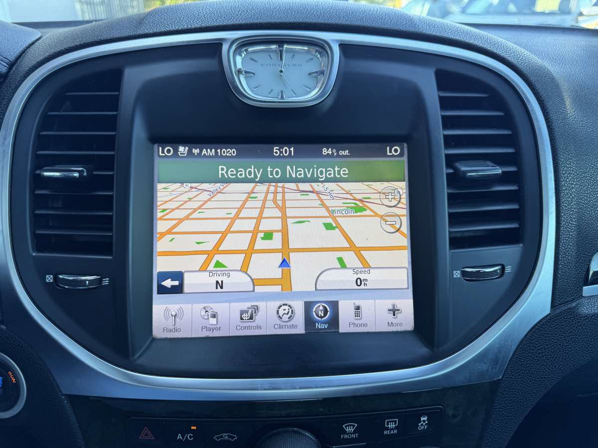 Used 2011 Chrysler 300 C RWD image 41