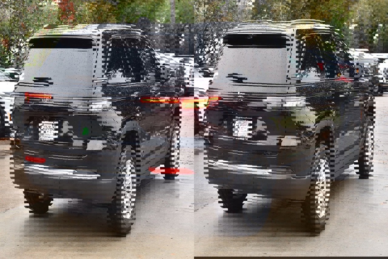 Used 2023 Jeep Grand Cherokee Limited w/ Luxury Tech Group II image 8