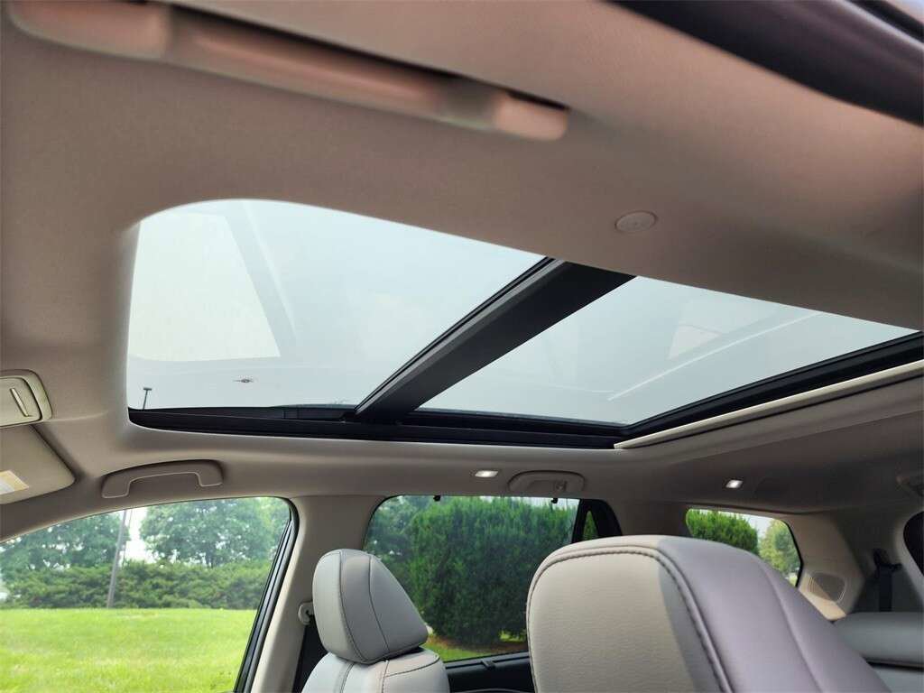 Used 2023 Honda Pilot Touring image 2