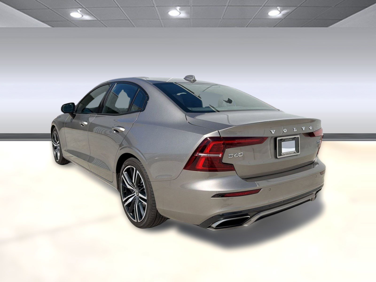 Used 2019 Volvo S60 T5 R-Design image 3