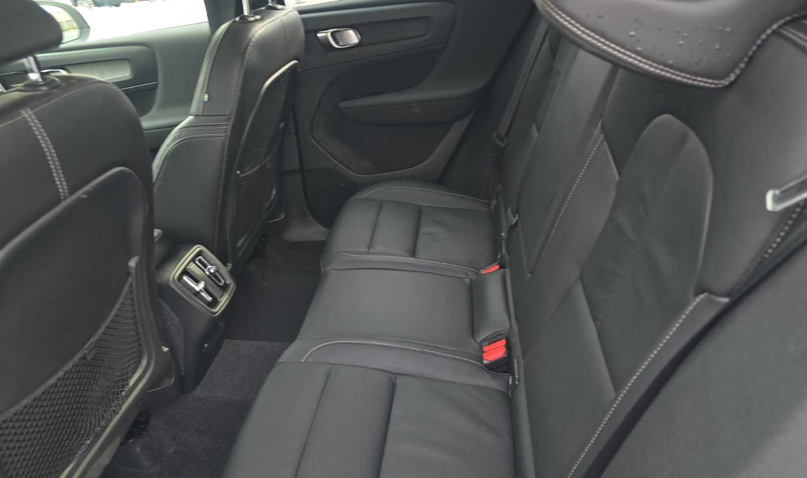 Used 2023 Volvo XC40 B4 Ultimate image 23