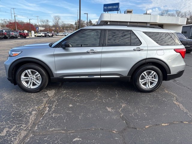 Used 2022 Ford Explorer XLT image 2