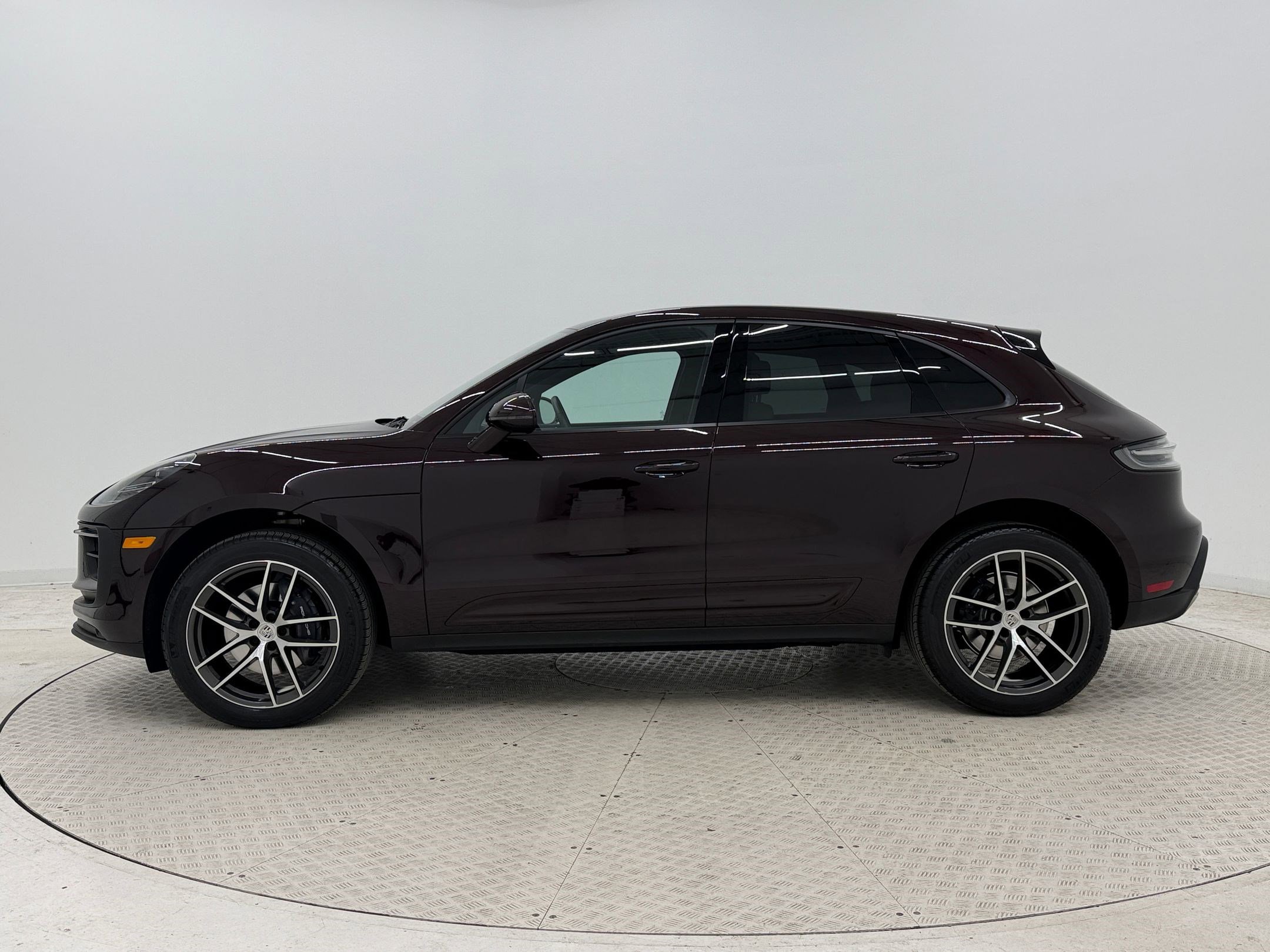 Used 2025 Porsche Macan image 2