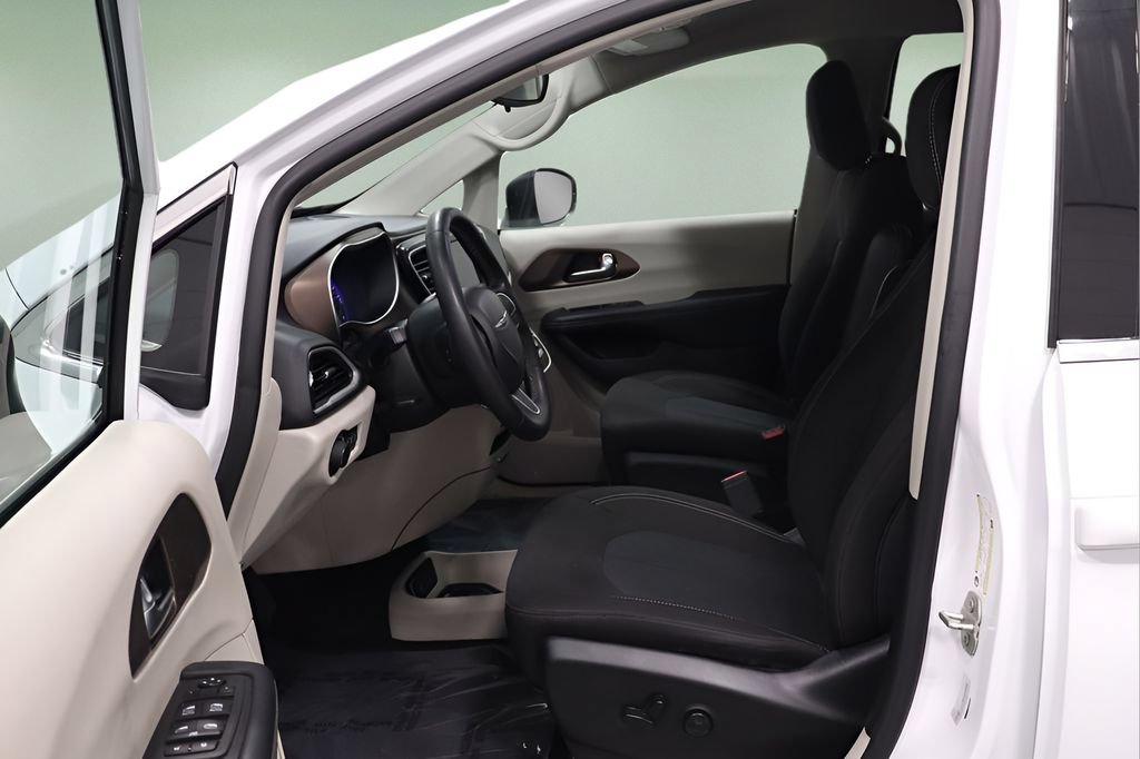 Certified 2023 Chrysler Voyager LX FWD image 13