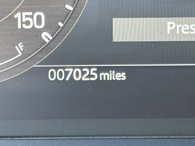 Used 2025 Land Rover Defender 110 X-Dynamic SE image 12