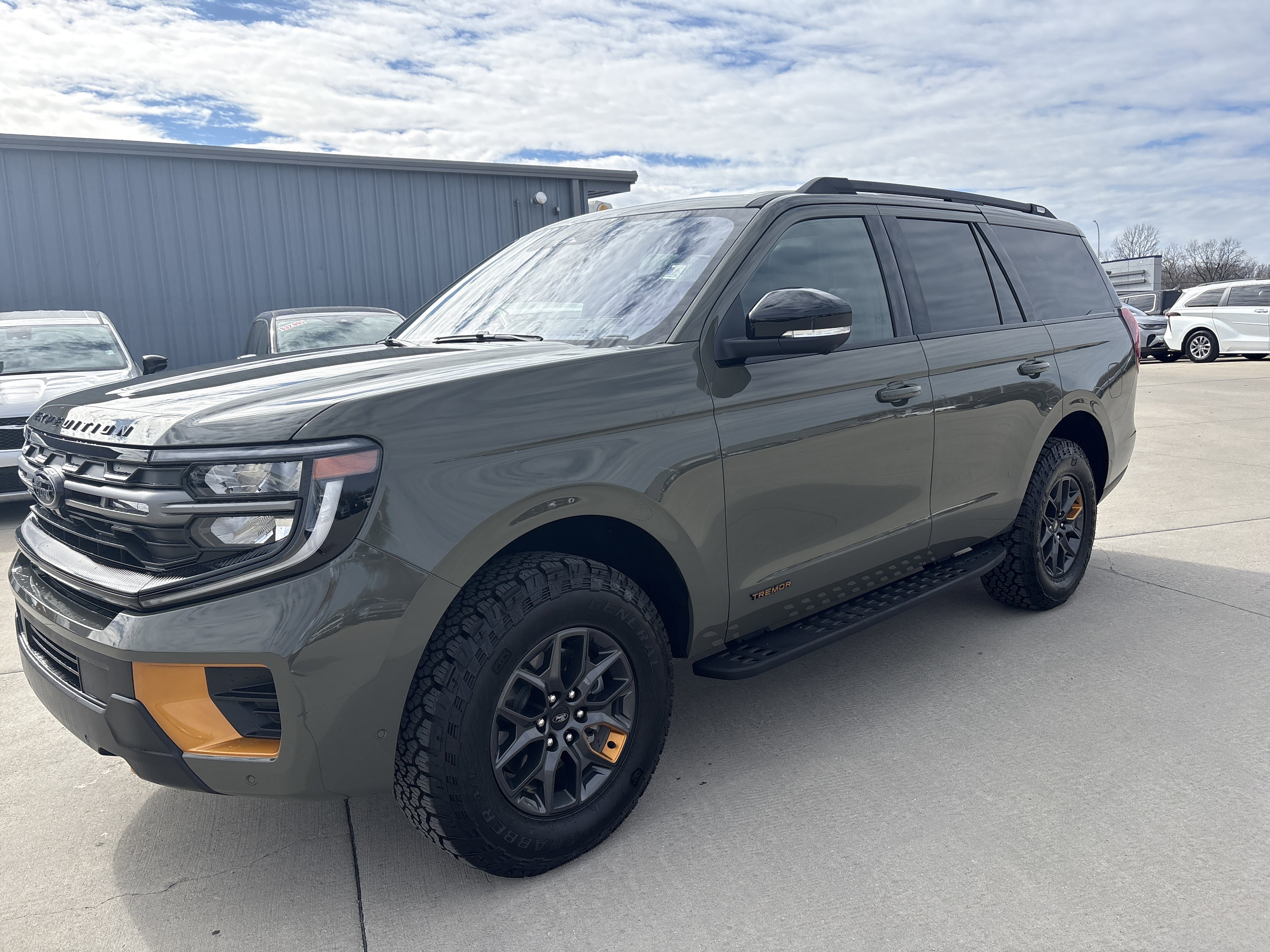 Used 2025 Ford Expedition Tremor image 2