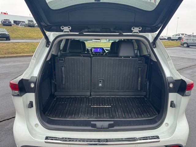 Used 2024 Toyota Highlander Platinum image 10