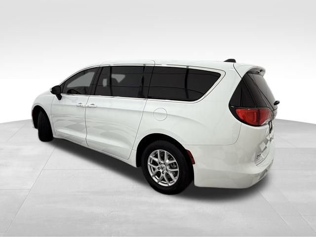 Used 2023 Chrysler Voyager LX image 2