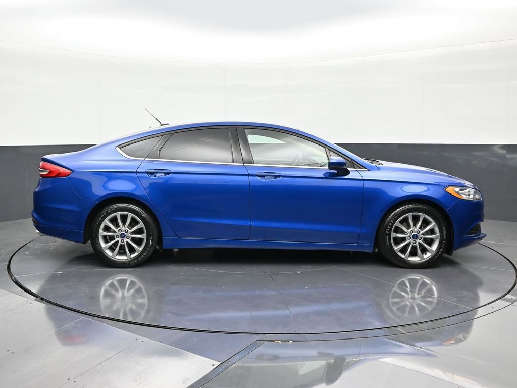 Used 2017 Ford Fusion SE w/ Fusion SE Technology Package image 6