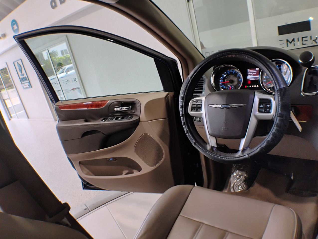 Used 2016 Chrysler Town & Country Touring image 35