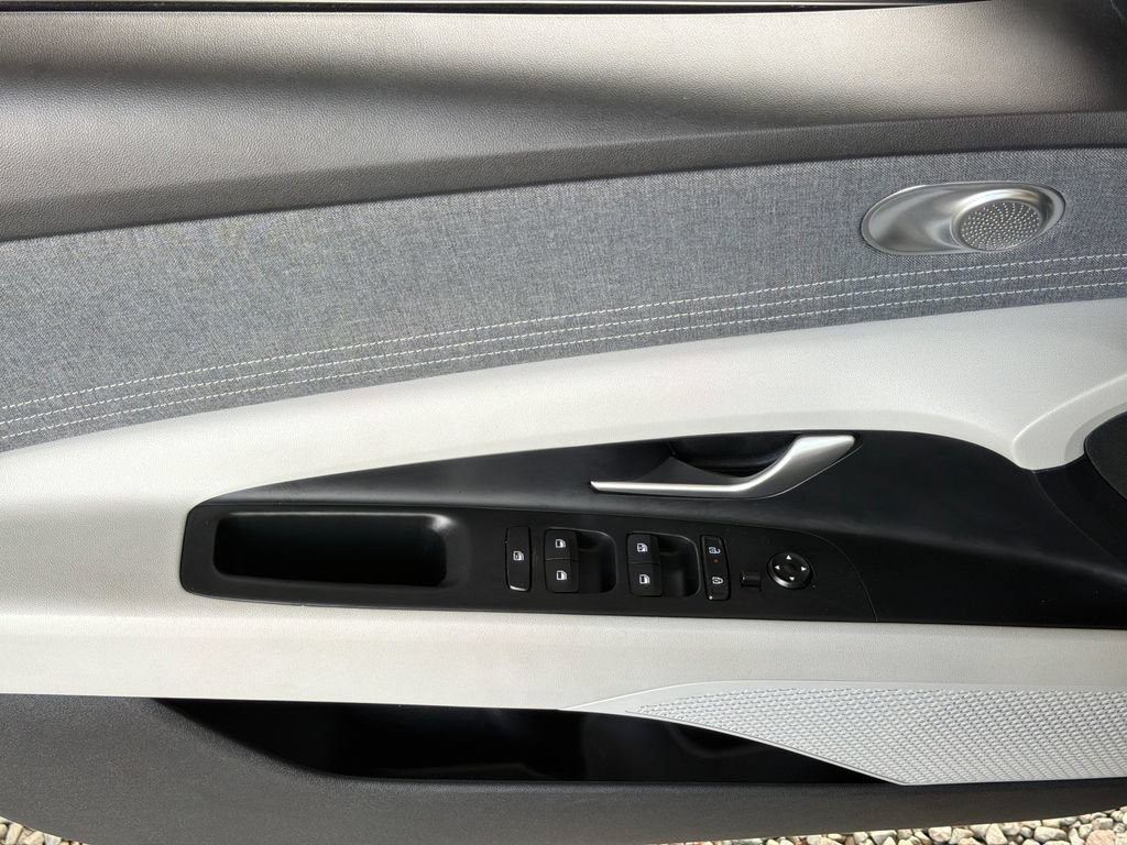 Used 2025 Hyundai Elantra Limited FWD image 3