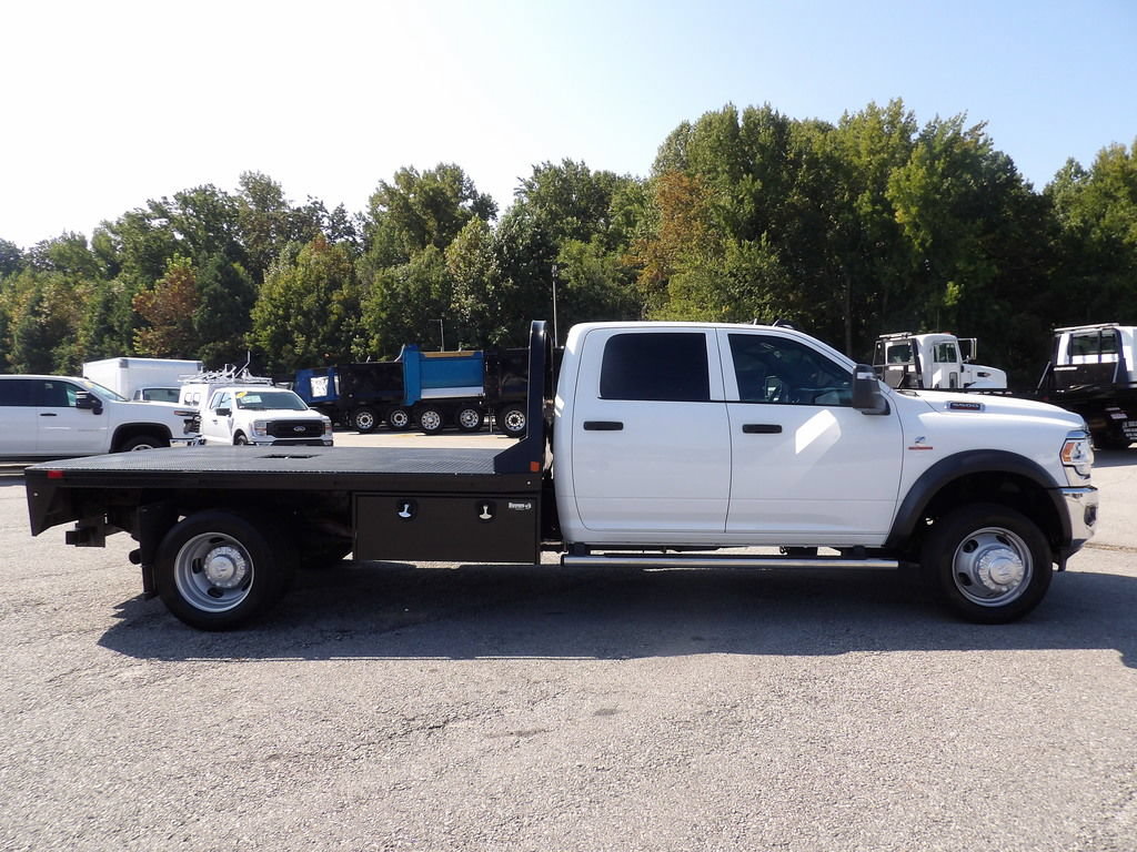 Used 2024 RAM 5500 Tradesman w/ Chrome Appearance Group AWD/4WD image 9