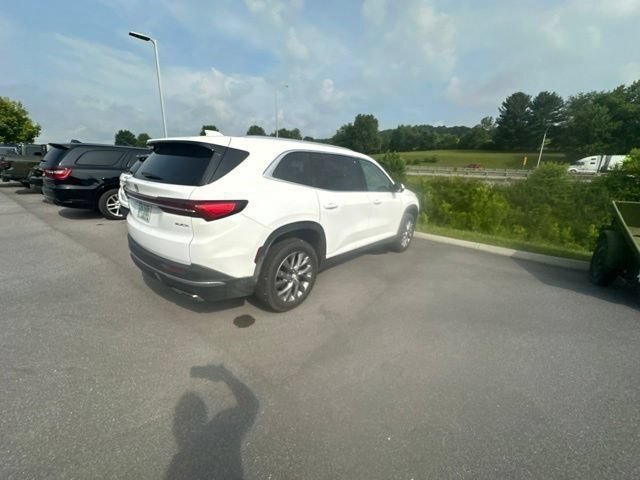 Used 2025 Buick Enclave Preferred AWD/4WD image 32