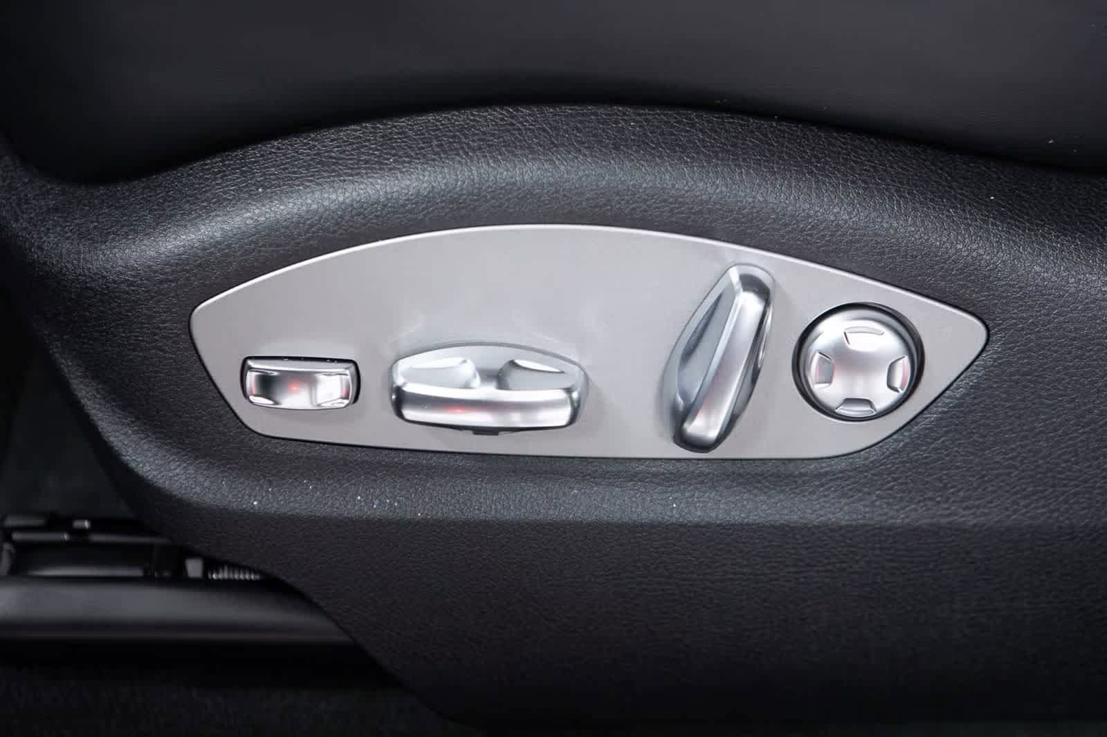 Certified 2026 Porsche Macan AWD/4WD image 29