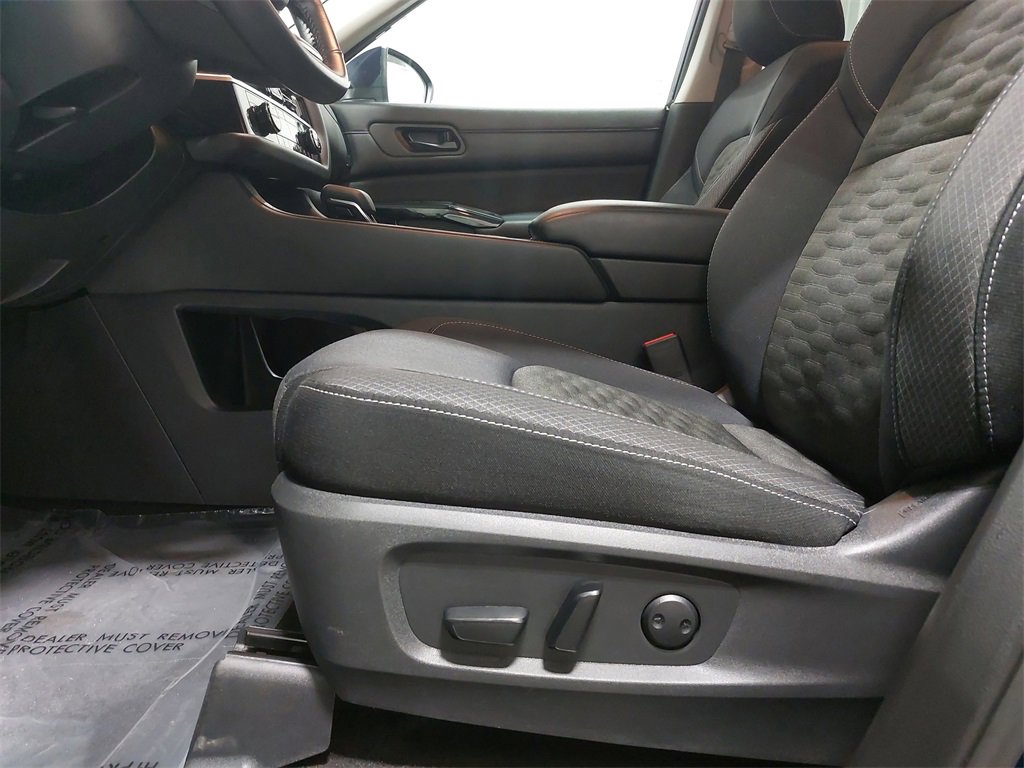 Used 2024 Nissan Pathfinder SV w/ SV Premium Package image 31