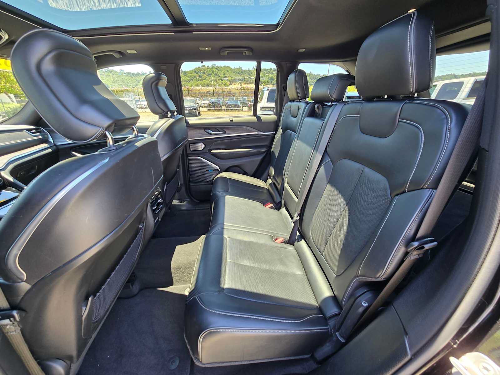 Used 2022 Jeep Grand Cherokee Overland w/ Luxury Tech Group IV AWD/4WD image 16