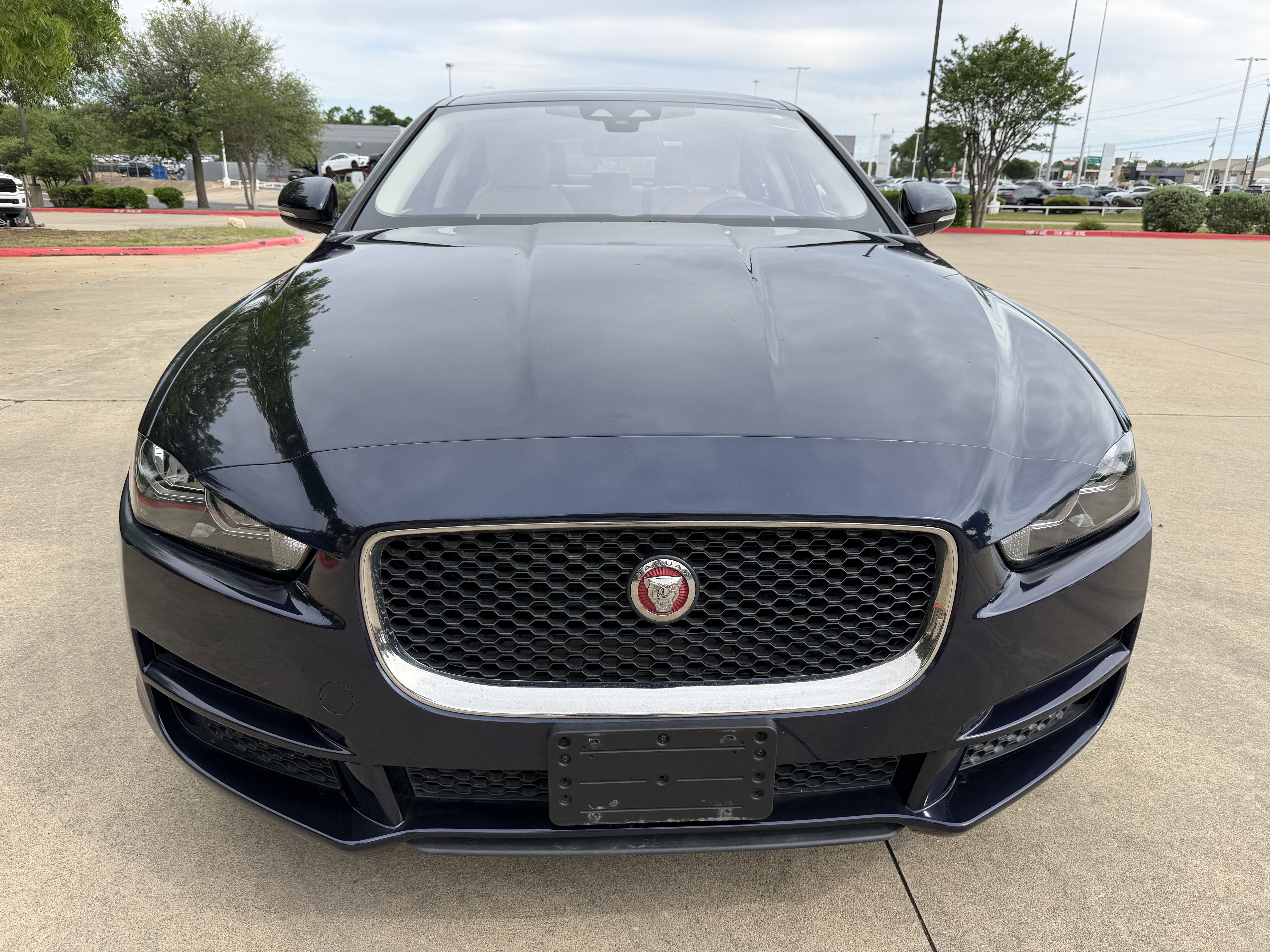 Used 2018 Jaguar XE image 2