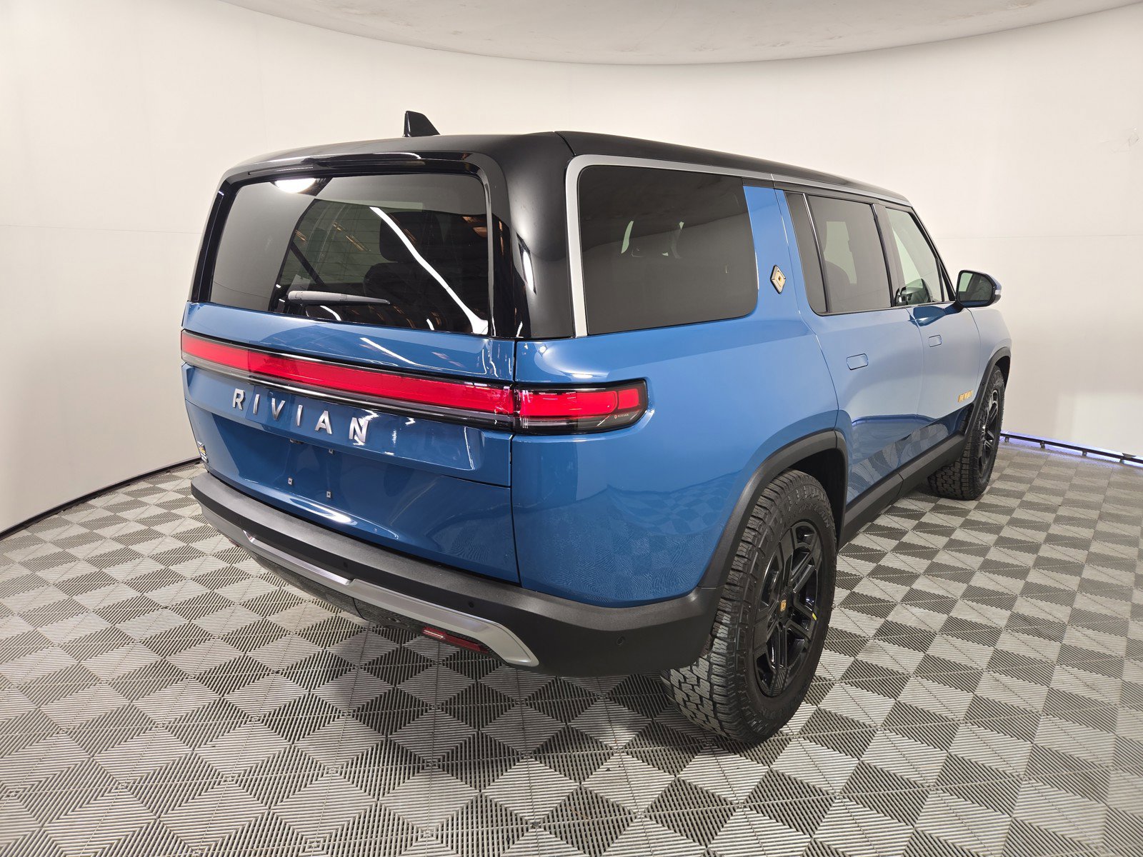 Used 2023 Rivian R1S Adventure AWD/4WD image 5
