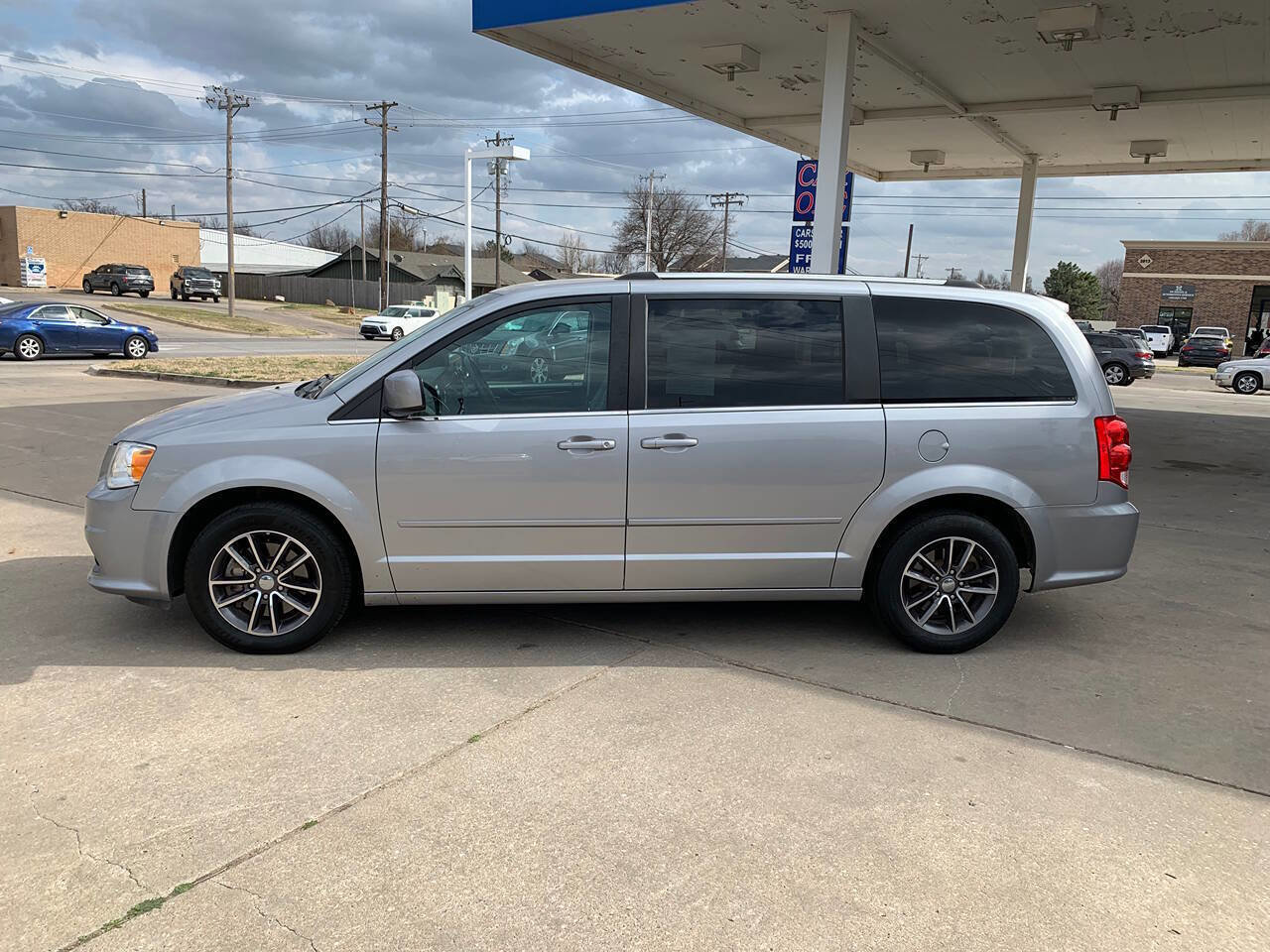 Used 2017 Dodge Grand Caravan SXT image 5
