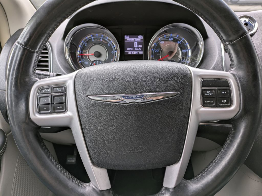 Used 2016 Chrysler Town & Country Touring-L image 16